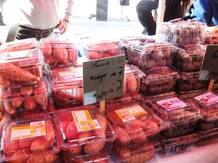 yams-and-purple-potatoes-at-market-resized yams-and-purple-potatoes-at-market-resized