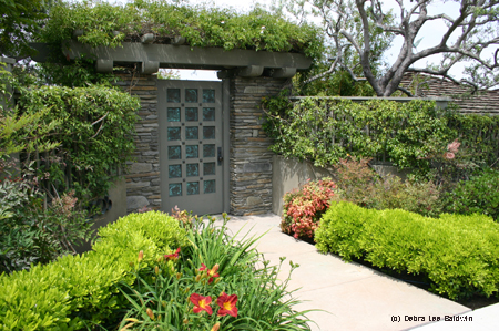 Mission Hills gate from street, resized